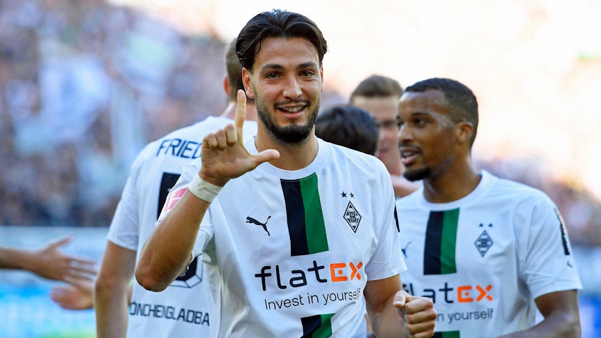 Gladbach-Profi Ramy Bensebainin hat seinen 2023 auslaufenden Vertrag bei Borussia noch nicht verlängert. Auf diesem Foto ist der Algerier am 9. Oktober 2022 im Borussia-Park zu sehen. Bensebaini bejubelt seinen zweiten Treffer im Derby gegen den 1. FC Köln.
