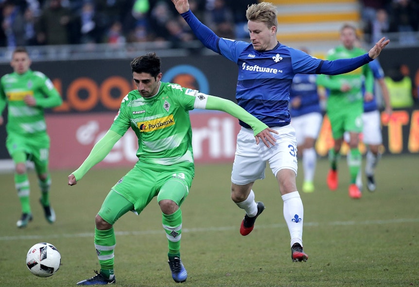 Lars Stindl von Borussia Mönchengladbach (l.) im Zweikampf mit Fabian Holland vom SV Darmstadt 98. Das Foto stammt vom Bundesliga-Spiel am 21. Januar 2017 im Böllenfalltor-Stadion.