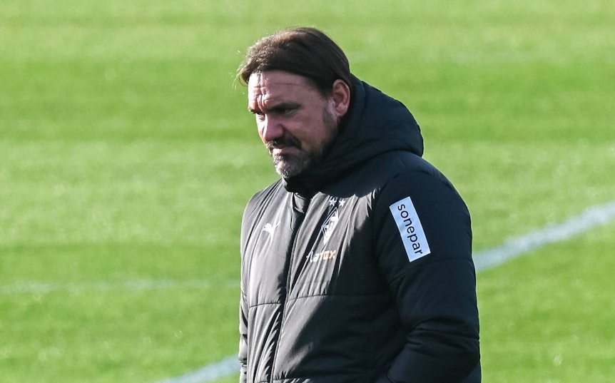 Daniel Farke, Trainer von Borussia Mönchengladbach, hat am Mittwoch (19. Oktober 2022) mit GladbachLIVE über die Verletzungen von Jonas Hofmann und Yann Sommer gesprochen. Farke ist auf dem Trainingsplatz und schaut beim Spielersatztraining zu.