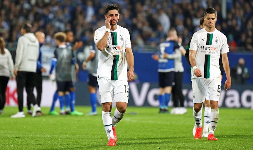 Niedergeschlagene Profis von Borussia Mönchengladbach: Lars Stindl (l.) und Julian Weigl (r.) verlassen das Spielfeld am Böllenfalltor nach der 1:2-Pleite im DFB-Pokal gegen Darmstadt 98 (18. Oktober 2022). Beide schauen nachdenklich nach vorne.