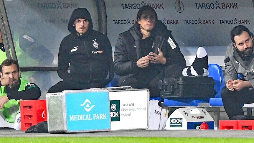 Die Diagnose zur Verletzung von DFB-Nationalspieler Jonas Hofmann (2.v.l.) ist da, die zu Yann Sommer (2.v.r.) noch nicht. Auf diesem Foto sind die Gladbach-Stars nach ihren Auswechslungen bei Borussias Pokal-Pleite in Darmstadt (18. Oktober 2022) zu sehen. Bei Hofmann ist die linke Schulter bandagiert, bei Yann Sommer das linke Sprunggelenk.