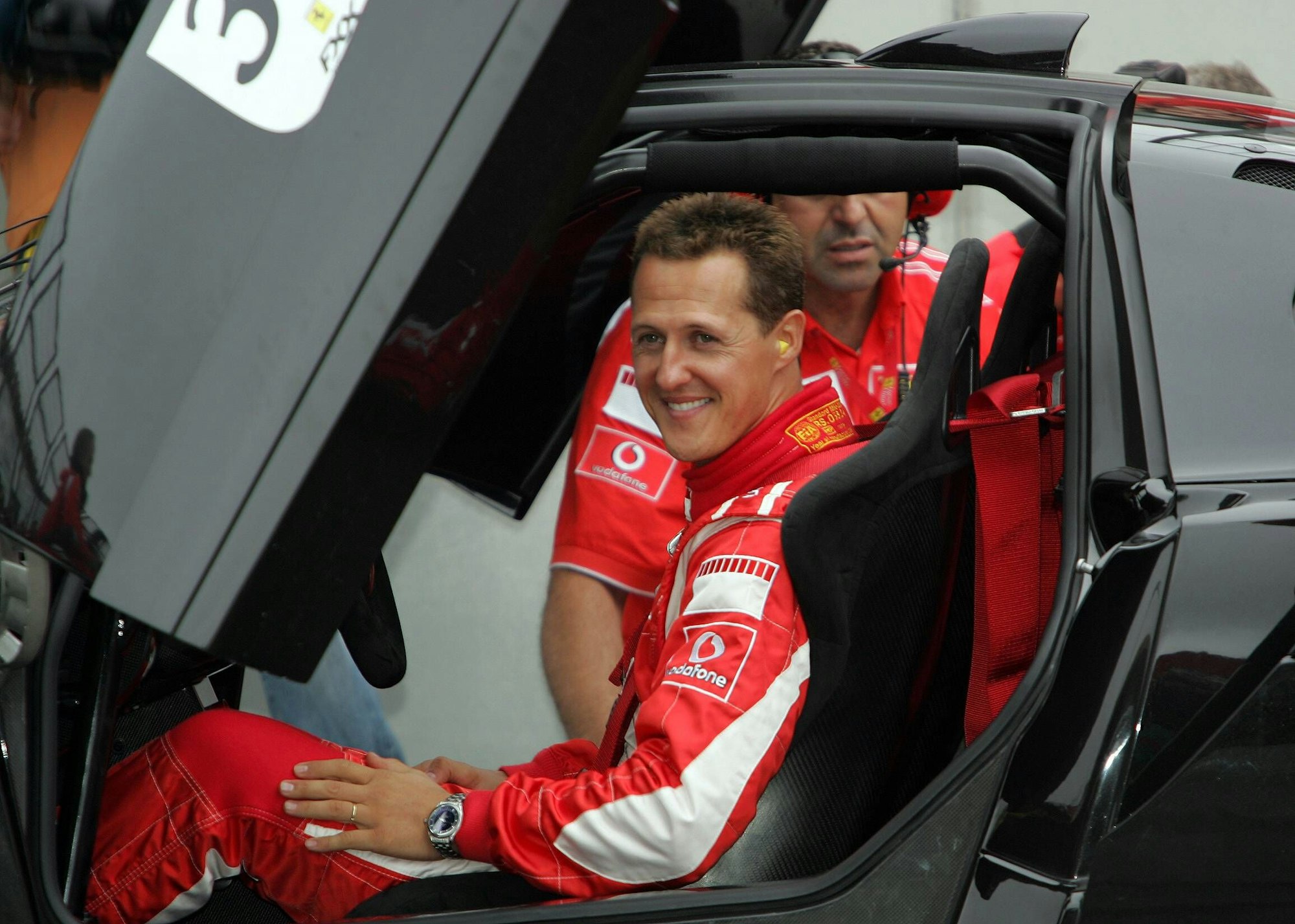 Michael Schumacher (Deutschland) am Steuer eines schwarzen Ferrari (2006).