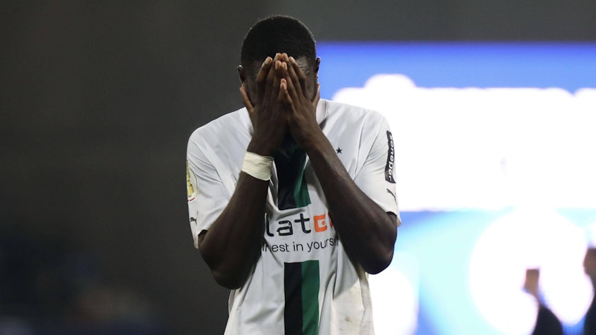 Pure Enttäuschung! Stürmer Marcus Thuram von Fußball-Bundesligist Borussia Mönchengladbach nach der Pleite bei Darmstadt 98 im DFB-Pokal am Dienstagabend (18. Oktober 2022) am Böllenfalltor. Der Franzose hält sich die Hände vor das Gesicht.