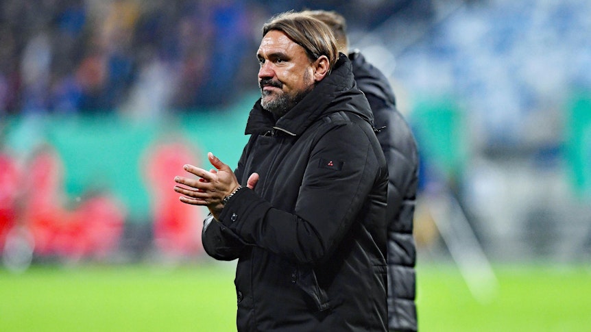 Sichtlich enttäuscht: Daniel Farke, Trainer von Fußball-Bundesligist Borussia Mönchengladbach, nach dem DFB-Pokal-Aus (18. Oktober 2022) mit seiner Mannschaft beim Zweitligisten SV Darmstadt 98. Farke klatscht in die Hände Richtung mitgereiste Fans.