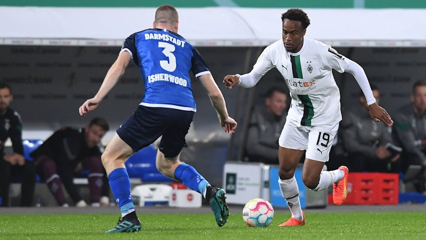 Nathan Ngoumou von Borussia Mönchengladbach, hier im Zweikampf mit Thomas Isherwood von Darmstadt 98 am 18. Oktober 2022.