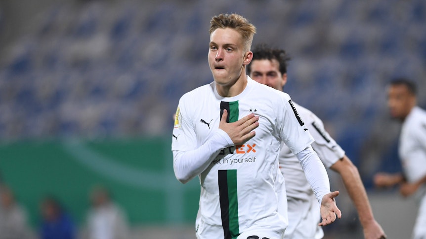 Luca Netz jubelt über sein Tor für Borussia Mönchengladbach zum zwischenzeitlichen 1:1 beim SV Darmstadt 98 am 18. Oktober 2022. Netz schlägt sich mit der rechten Hand auf die linke Brust, wo das Gladbach-Logo zu sehen ist.