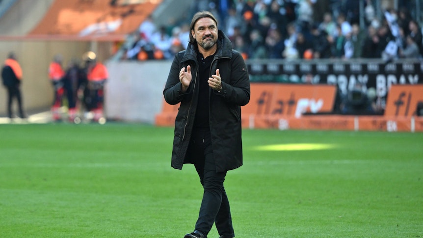 Trainer Daniel Farke bedankt sich am 9. Oktober 2022 bei den Fans von Borussia Mönchengladbach für ihre Unterstützung im Derby gegen den 1. FC Köln.
