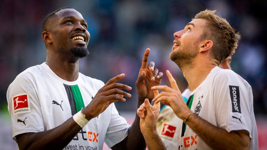 Jubel bei Marcus Thuram (l.) und Christoph Kramer (r.) von Borussia Mönchengladbach nach dem Bundesliga-Sieg gegen den 1. FC Köln am 9. Oktober 2022.