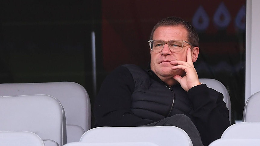 Max Eberl, ehemaliger Manager von Borussia Mönchengladbach, hat sich am Samstag (22. Oktober 2022) das Bundesliga-Duell zwischen Bayer Leverkusen und VfL Wolfsburg angeschaut. Eberl sitzt auf der Tribüne, er trägt eine Brille.