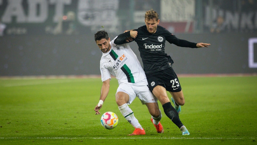 Packender Zweikampf: Gladbach-Kapitän Lars Stindl (l.) im Duell mit Christopher Lenz (r.) von Eintracht Frankfurt im Bundesliga-Topspiel (22. Oktober 2022). Stindl behauptet den Ball.
