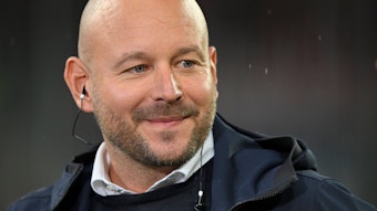 Alexander Rosen, Direktor Profifußball bei der TSG Hoffenheim, hat am Sonntag (23.Oktober 2022) bei „Sport1“ das Gladbacher Fanprojekt in der Causa Max Eberl scharf kritisiert. Auf diesem Foto ist Rosen am 22. September in Sinsheim zu sehen. Er lächelt während eines Interviews.