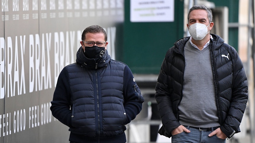 Max Eberl (l.) und Markus Aretz (r.) laufen mit Masken nebeneinander.