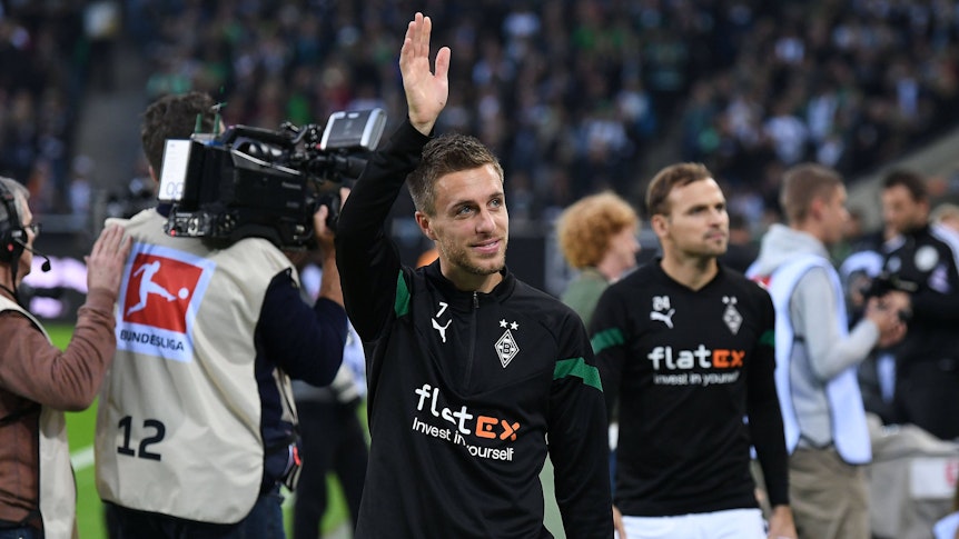 Patrick Herrmann winkt den Zuschauern im Borussia-Park vor dem Spiel von Borussia Mönchengladbach gegen Eintracht Frankfurt am 22. Oktober 2022.