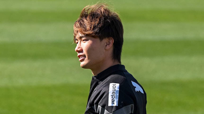 Ko Itakura bereitet sich auf sein Comeback nach Verletzung vor. Hier bestreitet er ein Reha-Training auf dem Trainingsplatz von Borussia Mönchengladbach am 7. Oktober 2022.