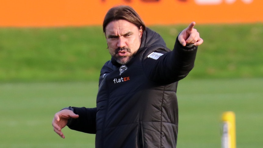 Daniel Farke, Cheftrainer von Fußball-Bundesligist Borussia Mönchengladbach, leitet am Mittwoch (26. Oktober 2022) die Trainingseinheit im Borussia-Park. Farke macht eine Geste und zeigt seinen Spielern etwas an.
