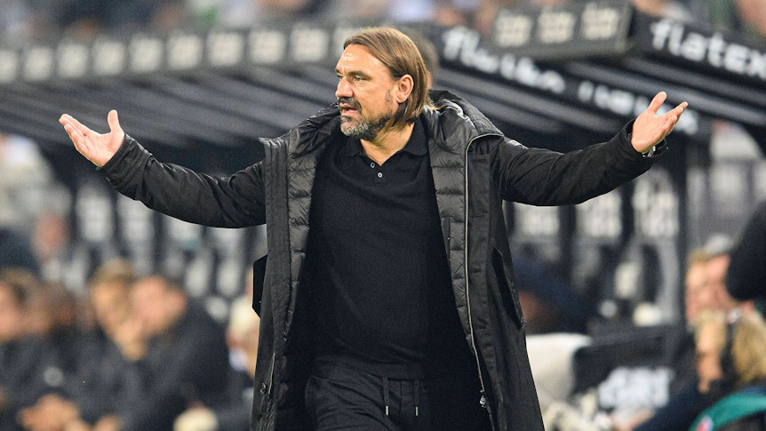 Gladbach-Trainer Daniel Farke gestikuliert an der Seitenlinie im Borussia-Park, hier zu sehen am 22. Oktober 2022 im Bundesliga-Duell gegen Eintracht Frankfurt. Farke hat die Arme ausgebreitet.