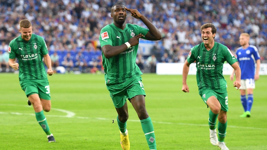 Marcus Thuram zeigt seinen Torjubel im Spiel von Borussia Mönchengladbach beim FC Schalke 04 am 13. August 2022.