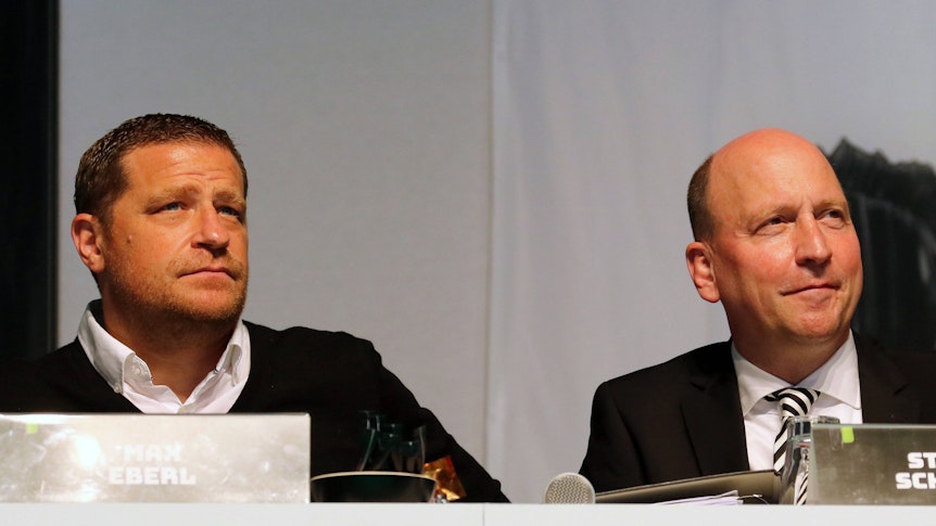 Stephan Schippers (r.) sitzt bei dem Foto, das auf der Jahreshauptversammlung von Borussia Mönchengladbach am 10. August 2021 entstanden ist, neben seinem damaligen Kollegen Max Eberl (l.). Mittlerweile arbeitet Eberl nicht mehr für Borussia.