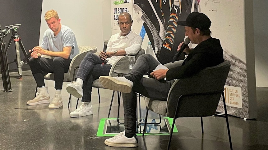 Christoph Kramer (l.) sitzt bei einer Talk-Veranstaltung von Borussia Mönchengladbach neben Chiquinho (M.) und Moderator Torsten Knippertz (r.).