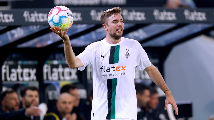 Weltmeister Christoph Kramer, hier am 22. Oktober 2022 im Borussia-Park zu sehen, steht offenbar kurz vor einer Vertragsverlängerung bei Fußball-Bundesligist Borussia Mönchengladbach. Kramer hält den Ball in seiner rechten Hand.