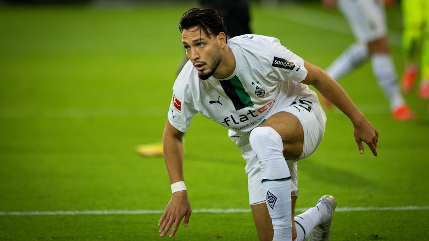 Ramy Bensebaini von Borussia Mönchengladbach stützt sich auf seinem rechten Knie ab. Aufgenommen wurde das Foto beim Spiel gegen Eintracht Frankfurt am 22. Oktober 2022.