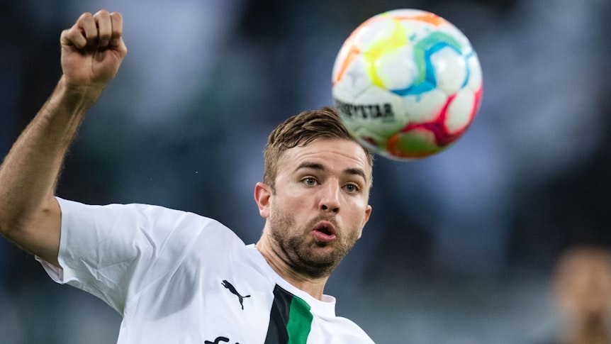 Christoph Kramer von Fußball-Bundesligist Borussia Mönchengladbach. Auf diesem Foto ist der Weltmeister am 22. Oktober 2022 im Borussia-Park zu sehen. Kramer blickt angespannt dem heranfliegenden Ball entgegen.