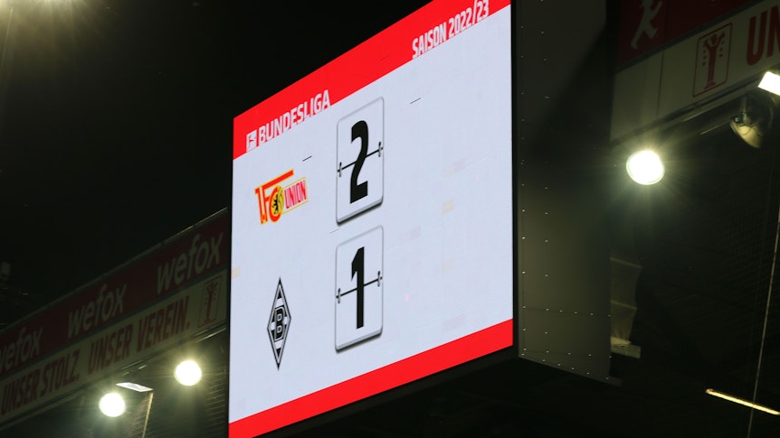 Die Anzeigetafel im Stadion An der Alten Försterei in Berlin zeigt den 2:1-Endstand des Bundesliga-Spiels Union Berlin gegen Borussia Mönchengladbach am 30. Oktober 2022.