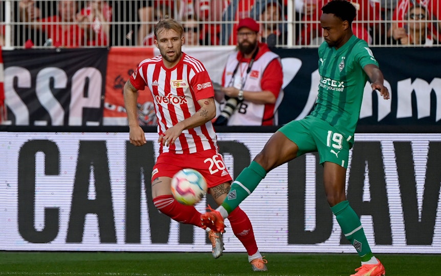 Nathan Ngoumou von Borussia Mönchengladbach (r.) am 30. Oktober 2022 im Zweikampf mit Tymoteusz Puchaz von Union Berlin.
