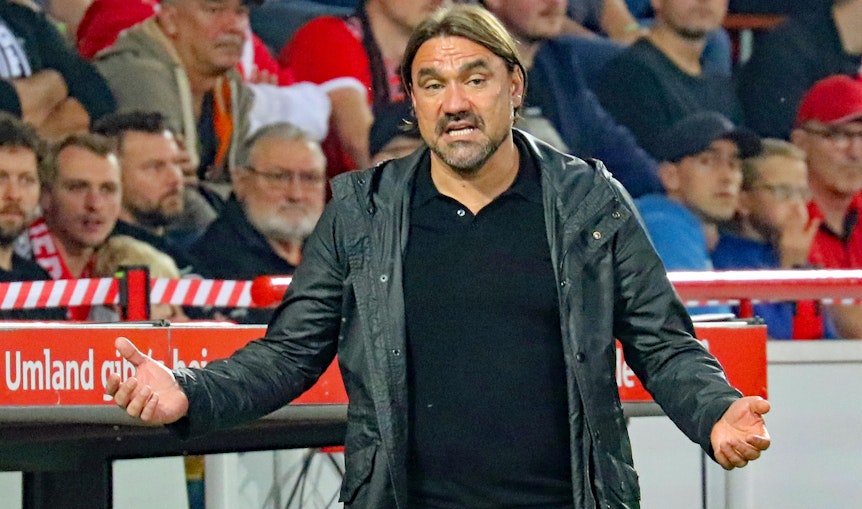 Trainer Daniel Farke schaut bei der Niederlage von Borussia Mönchengladbach bei Union Berlin am 30. Oktober 2022 konsterniert drein. Er macht eine Geste und breitet die Arme aus.