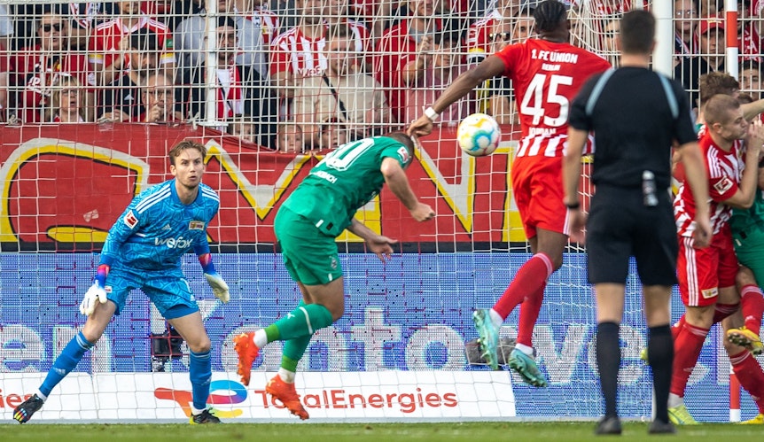 Gladbach-Verteidiger Nico Elvedi köpft in dieser Szene Borussia Mönchengladbach am Sonntag (30. Oktober 2022) bei Union Berlin in Führung. Der Ball fliegt ins Toreck.