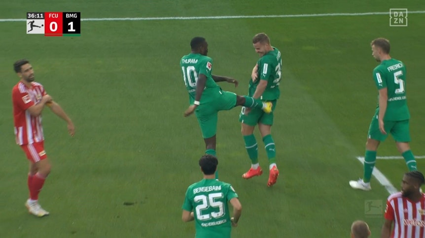Marcus Thuram (Nr. 10) tritt Nico Elvedi in den Hintern, nachdem dieser am 30. Oktober 2022 das zwischenzeitliche 1:0 für Borussia Mönchengladbach gegen Union Berlin erzielt hatte.