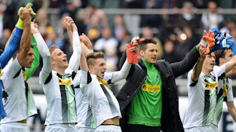 Jubel bei den Spielern von Borussia Mönchengladbach: vor der Nordkurve: Granit Xhaka, Oscar Wendt, Patrick Herrmann, Janis Blaswich, Max Kruse und Roel Brouwers (v.l.) feiern den Sieg gegen Borussia Dortmund am 11. April 2015 mit den Fans.