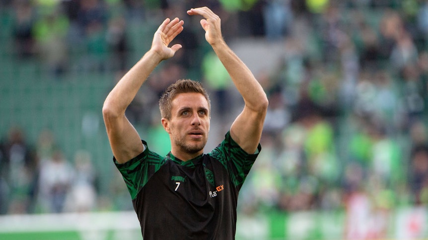 Klatschen für die Fans! Patrick Herrmann von Borussia Mönchengladbach begrüßt die mitgereisten Fans vor dem Auswärtsspiel beim VfL Wolfsburg am 15. Oktober 2022.