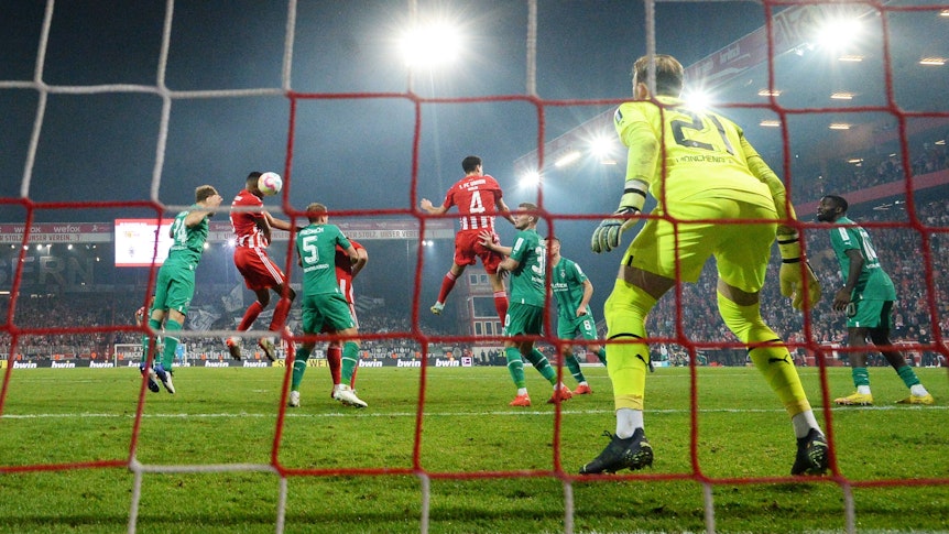 Danilho Doekhi (2. v. l.) erzielt nach einer Ecke per Kopf das 2:1 für Union Berlin gegen Borussia Mönchengladbach am 30. Oktober 2022. Tony Jantschke (l.) kann ihn nicht entscheidend stören.