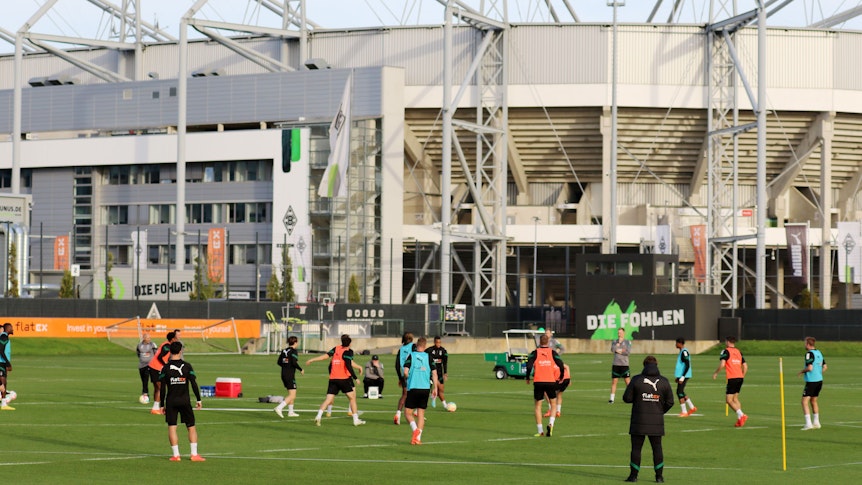 Die Mannschaft von Borussia Mönchengladbach beim Training am 26. Oktober 2022 im Borussia-Park. Im Hintergrund ist das Stadion im Borussia-Park zu sehen, im Vordergrund trainieren die Spieler auf dem Trainingsplatz.