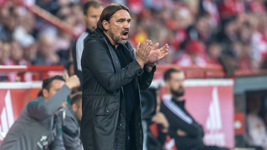 Daniel Farke, Trainer von Fußball-Bundesligist Borussia Mönchengladbach, klatscht in die Hände. Hier zu sehen am 30. Oktober 2022 im Stadion An der Alten Försterei von Union Berlin. Farke ruft seiner Mannschaft etwas zu.