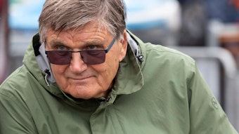 Hans Meyer, hier zu sehen am 8. Juli 2022 in Rottach-Egern, ist aktuell Präsidiumsmitglied bei Fußball-Bundesligist Borussia Mönchengladbach. Am Donnerstag (3. November) feiert der Ex-Trainer seinen 80. Geburtstag. Meyer blickt nach vorne, er trägt eine Sonnenbrille.