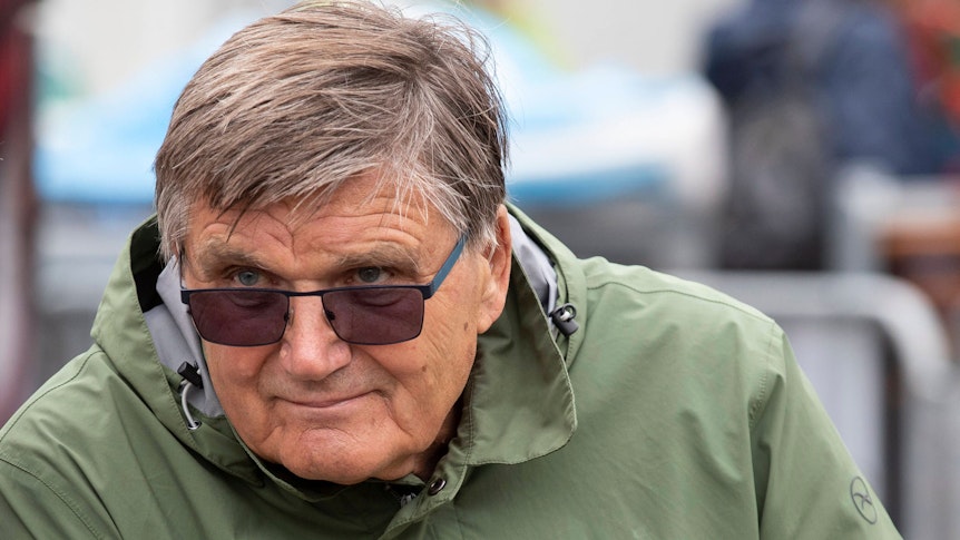 Hans Meyer, hier zu sehen am 8. Juli 2022 in Rottach-Egern, ist aktuell Präsidiumsmitglied bei Fußball-Bundesligist Borussia Mönchengladbach. Am Donnerstag (3. November) feiert der Ex-Trainer seinen 80. Geburtstag. Meyer blickt nach vorne, er trägt eine Sonnenbrille.