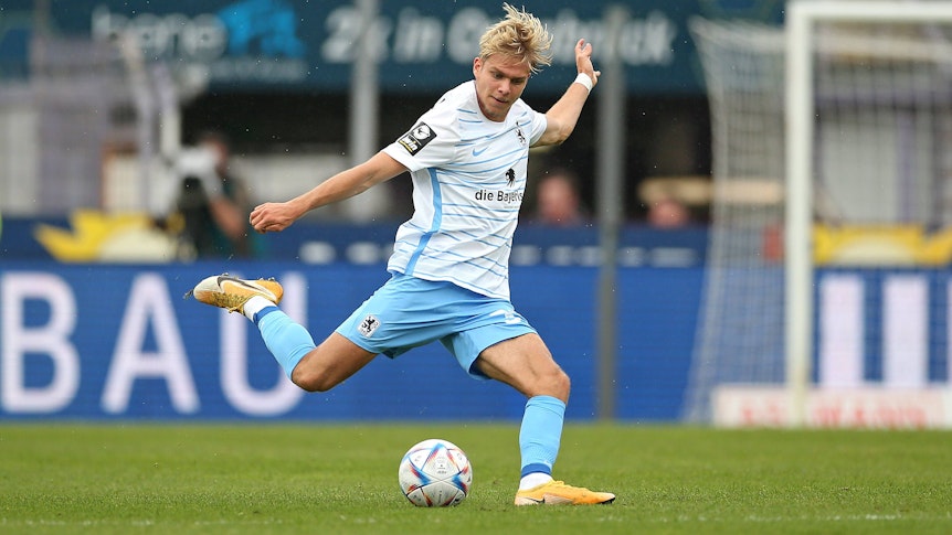 Leandro Morgalla von der TSV 1860 München, hier am 15. Oktober 2022 beim Spiel gegen den VfL Osnabrück an der Bremer Brücke, soll bei Borussia Mönchengladbach und Eintracht Frankfurt hoch im Kurs stehen. Das Foto zeigt ihn beim Schuss.