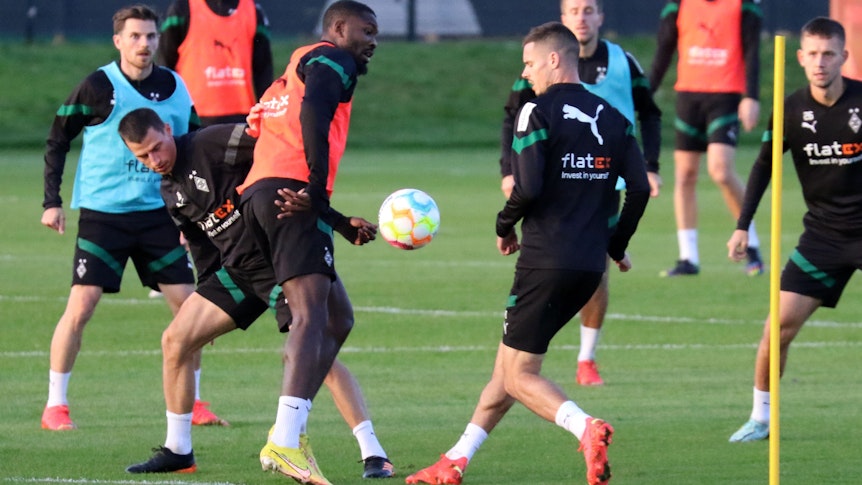 Jonas Hofmann (hinten links) und Stefan Lainer (davor links) wirkten nach ihren Ausfällen am Mittwoch (2. November 2022) wieder beim Training von Borussia Mönchengladbach mit.