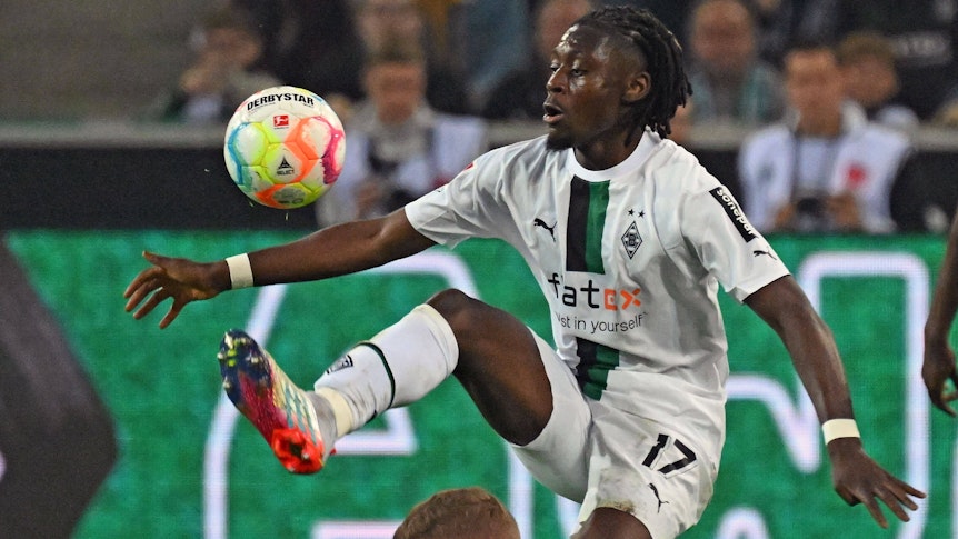 Manu Koné von Borussia Mönchengladbach, hier beim Bundesliga-Spiel gegen Eintracht Frankfurt am 22. Oktober 2022, könnte in Zukunft bei den Fohlen einen Transfer-Rekord brechen. Das Foto zeigt ihn bei der artistischen Ballannahme.