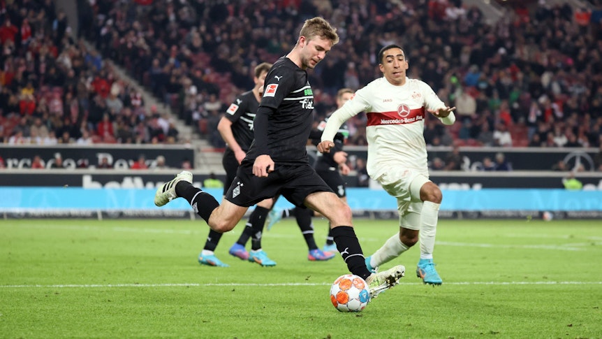 Am Freitagabend (4. November 2022) trifft Borussia Mönchengladbach am 13. Bundesliga-Spieltag auf den VfB Stuttgart. Das Foto zeigt Gladbachs Christoph Kramer (l.) im Duell um den Ball mit Stuttgarts Tiago Tomas (r.) bei einem vergangenen Aufeinandertreffen am 5. März 2022.