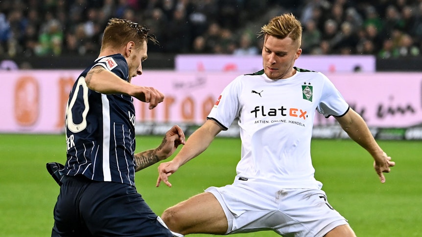 Nico Elvedi (r.) beim Gladbacher Vorjahres-Duell mit dem VfL Bochum im Zweikampf mit Sebastian Polter.
