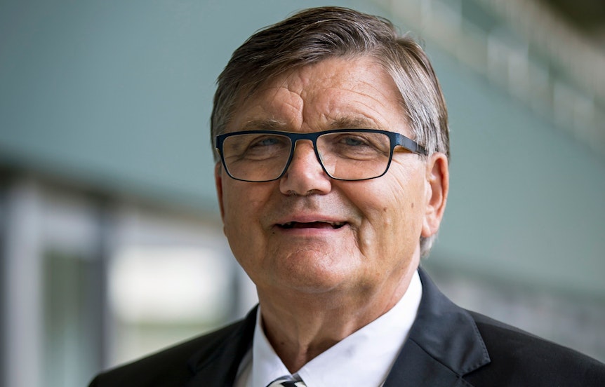 Hans Meyer, Ex-Trainer von Borussia Mönchengladbach und aktuelles Präsidiumsmitglied des Fußball-Bundesligisten vom Niederrhein. Meyer trägt eine Brille und lächelt.