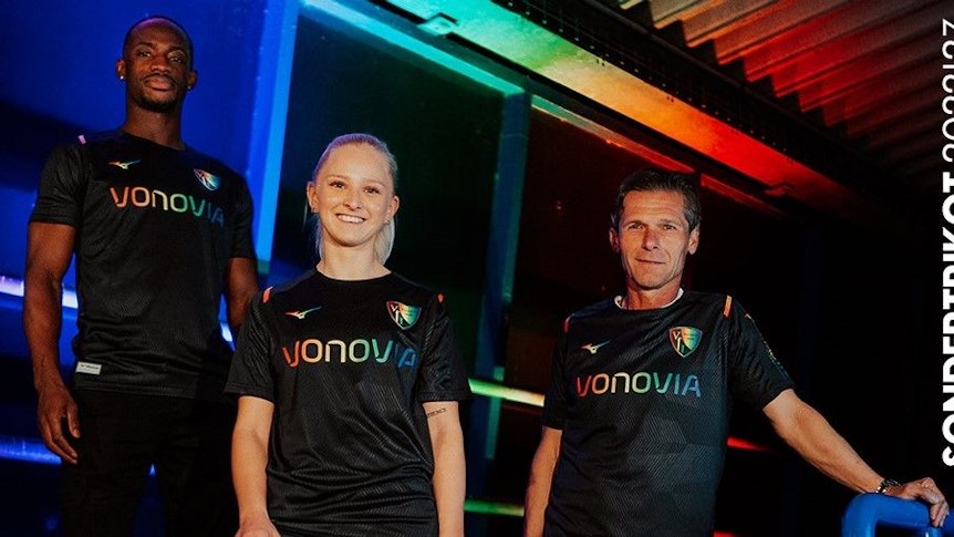 Der VfL Bochum stellt unter anderem mit Vereins-Legende Dariusz Wosz (r.) sein Sondertrikot in Regenbogen-Optik vor.