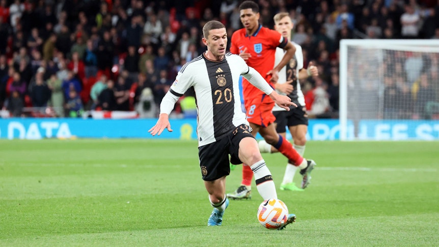DFB-Nationalspieler Robin Gosens von Inter Mailand wird mit Borussia Mönchengladbach in Verbindung gebracht. Auf diesem Foto ist der Linksfuß am 26. September 2022 in der UEFA Nations League im Einsatz gegen England in London zu sehen. Gosens hat den Ball am Fuß.