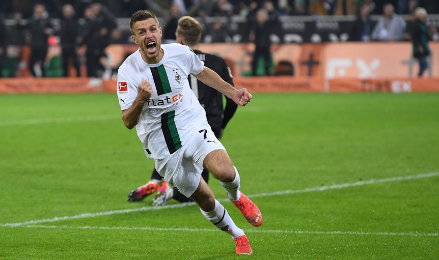 Gladbach-Profi Patrick Herrmann bejubelt im Duell Bundesliga-Duell dem VfB Stuttgart am Freitagabend (4. November 2022) seinen Siegtreffer zum 3:1 in der Nachspielzeit im Borussia-Park. Herrmann schreit seine Freude heraus.