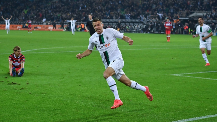 Was für ein Jubellauf: Patrick Herrmann von Borussia Mönchengladbach ist nach seinem Siegtreffer in der Nachspielzeit zum 3:1 im Bundesliga-Duell gegen den VfB Stuttgart nicht mehr zu halten. Herrmann schreit seine ganze Freude heraus.