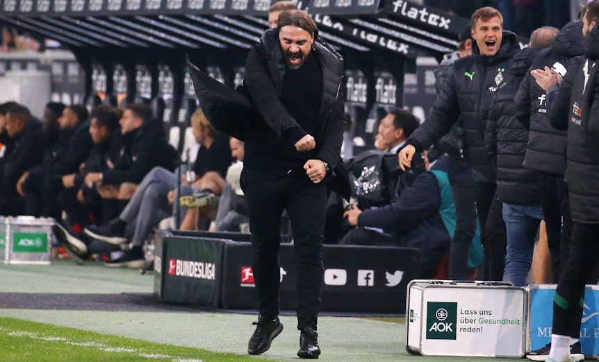 Daniel Farke von Borussia Mönchengladbach ballt nach dem Treffer zum 2:0 gegen den VfB Stuttgart die Faust und jubelt. Aufgenommen wurde das Foto am 4. November 2022.