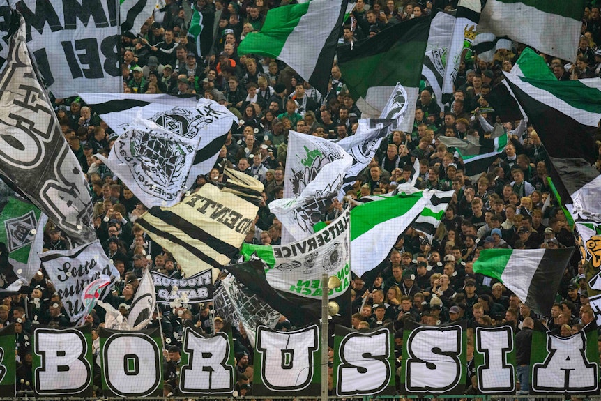 Fans von Borussia Mönchengladbach feiern ihren Verein vor dem Bundesliga-Spiel gegen den VfB Stuttgart am 4. November 2022 an.